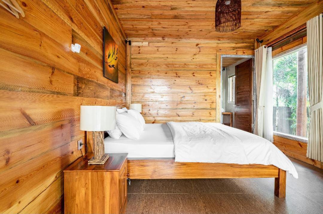 Peraja Bungalows Loyok Sangyang Экстерьер фото